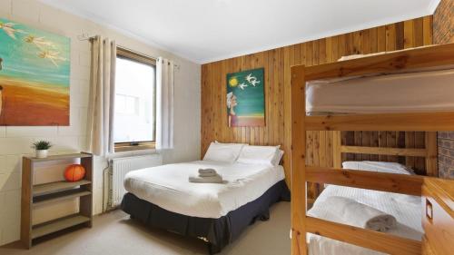 荷斯安山的住宿－Alpine Haven 1，一间卧室配有一张双层床和一张双层床。