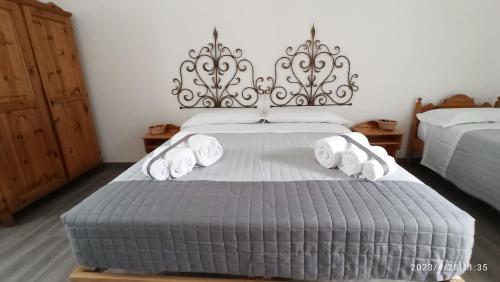 a bedroom with a large bed with a metal headboard at Appartamento Taverna Gattolini in Venzone