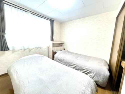 um quarto com 2 camas e uma janela em Avidasion - Vacation STAY 12208 em Biei