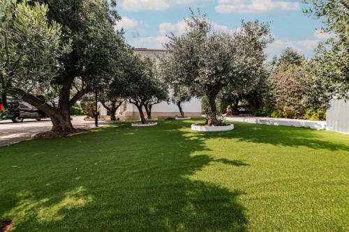 Κήπος έξω από το Villa Noaina in Lagonissi