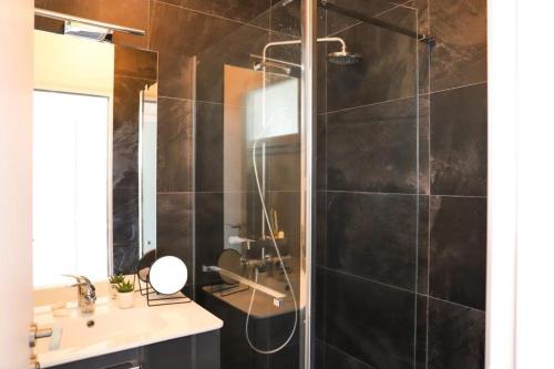 a bathroom with a shower and a sink at Très Belle MAISON à Rennes St Jacques in Saint-Jacques-de-la-Lande