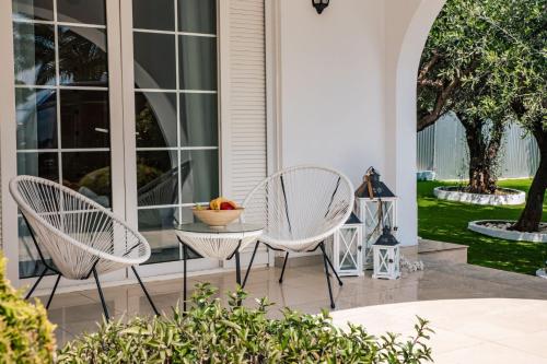 Κήπος έξω από το Villa Noaina in Lagonissi