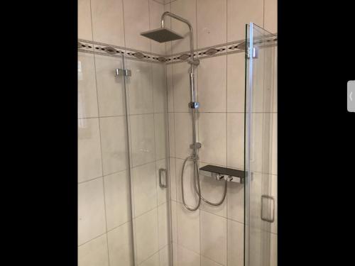 a bathroom with a shower with a glass door at Landhaus Saterland Ferienwohnung NEU Emsland Ostfriesland Nordsee in Sedelsberg