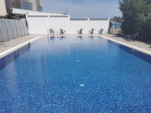 ein Pool mit blauem Wasser in einem Gebäude in der Unterkunft Seascape 501 in Larnaka