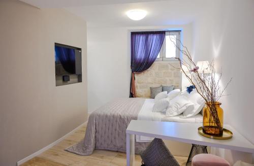 Un pat sau paturi într-o cameră la Diocletian Luxury Room