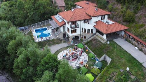 una vista aérea de una casa con un grupo de personas en el patio en Chillhouse Bed & Breakfast, en Bakʼovo