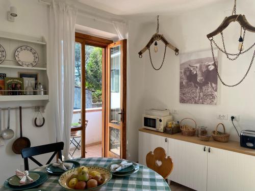 戈里齊亞的住宿－B&B Antico Fienile，厨房配有一张桌子,上面放着一碗水果
