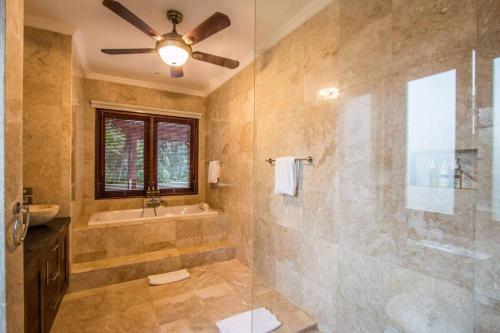 uma grande casa de banho com um chuveiro e um lavatório em Luxury 3 BR Villa Seminyak Villa Kalimaya 3 em Seminyak
