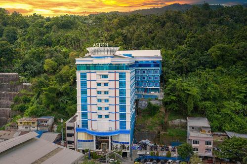 Pemandangan gunung umum atau pemandangan gunung yang diambil dari hotel
