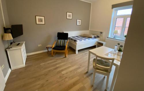 a small room with a bed and a table and chairs at Pension Grunwald in Sehnde