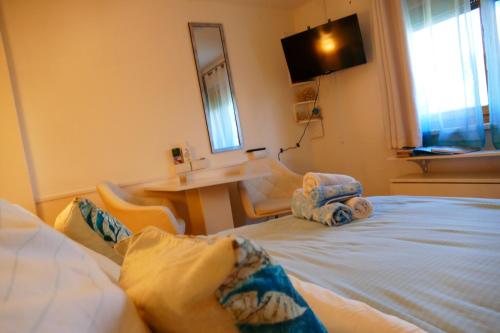 a room with a bed and a desk and a television at Gemütlicher Raum, Gampern in Gampern