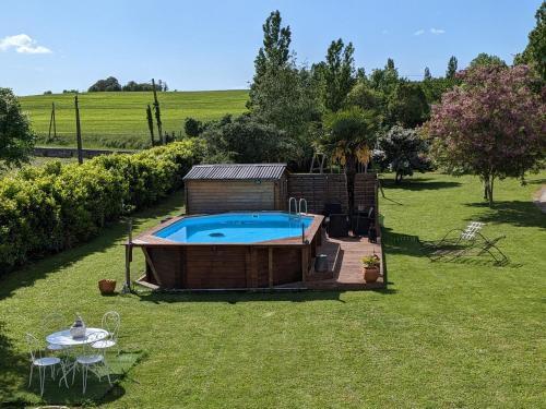 einen Whirlpool in einem Gebäude im Hof in der Unterkunft Gîte de la Petite vallée in Saint-Savinien