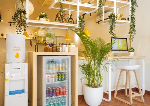 Habitación con nevera llena de bebidas y escritorio. en Bloom Hotel Koramangala, en Bangalore