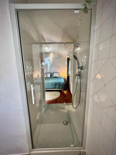 - une vue sur une chambre par une porte en verre dans l'établissement Charmant appartement, à Bédoin