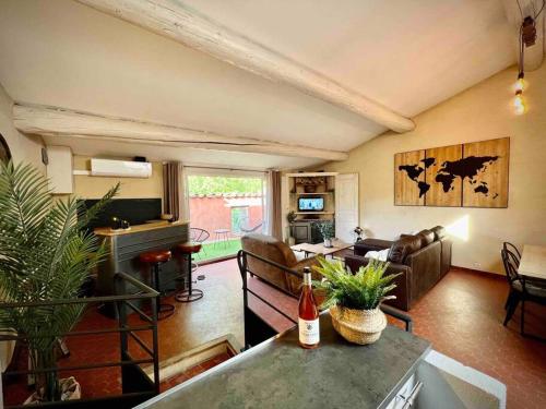 un salon avec un canapé et une table dans l'établissement Charmant appartement, à Bédoin