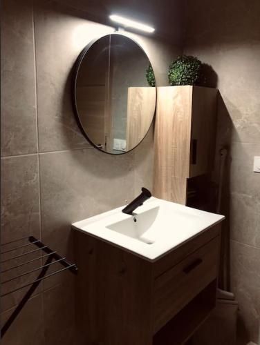 ein Bad mit einem Waschbecken und einem Spiegel in der Unterkunft Studio refait neuf Centre-ville in Nizza