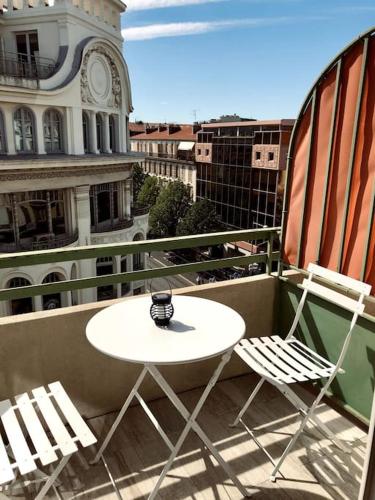 a white table and two chairs on a balcony at Studio refait neuf Centre-ville in Nice