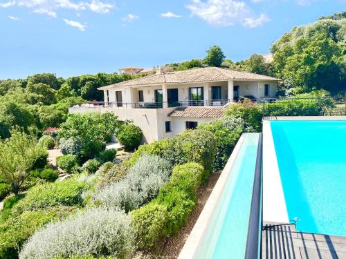 une villa avec piscine et une maison dans l'établissement Villa A Muredda, à Sainte-Lucie de Porto-Vecchio