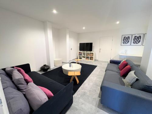 un salon avec un canapé bleu et une table dans l'établissement Villa A Muredda, à Sainte-Lucie de Porto-Vecchio