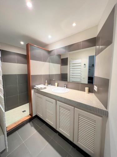 une salle de bain avec un lavabo et une douche dans l'établissement Villa A Muredda, à Sainte-Lucie de Porto-Vecchio