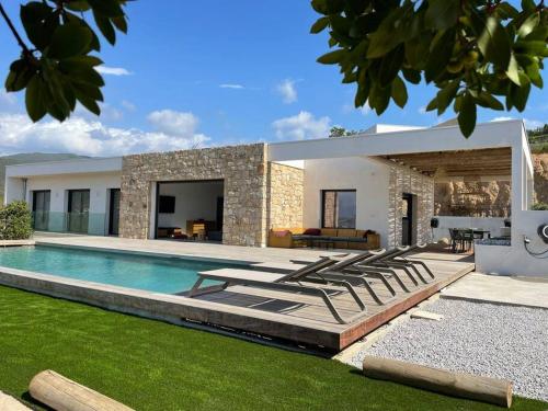 uma villa com uma piscina e uma casa em Villa Alandra em Pietrosella