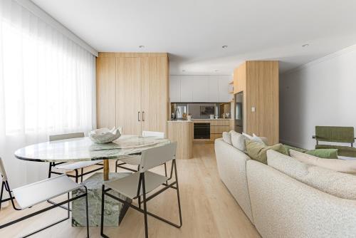 雪梨的住宿－Kahlo Bondi - Luxury Escape - 2 Bedroom Furnished Apartments，客厅配有桌子和沙发