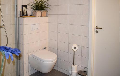 uma casa de banho branca com um WC e um chuveiro em 2 Bedroom Awesome Apartment In Fornebu em Fornebu