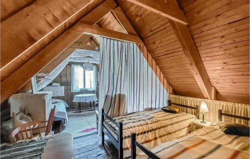Habitación en el ático con 2 camas y ventana en Amazing Home In Bstad With House A Panoramic View, en Båstad
