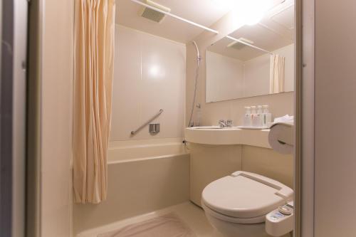 Fujisan Station Hotel في فوجيوشيدا: حمام صغير مع مرحاض ومغسلة