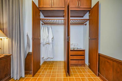 a room with a closet with a surfboard in it at มนต์เมืองเชียงใหม่ รีสอร์ต Monmuang Chiangmai Resort in Hang Dong