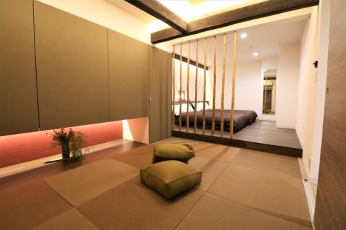 sala de estar con cama y reposapiés verde en Smart Stay Ito 301 - Vacation STAY 98452 en Ito
