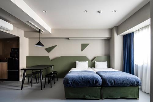 1 dormitorio con 1 cama y 1 mesa en Section L Kuramae - Asakusa en Tokio