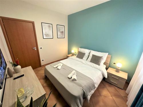 a bedroom with a large bed and a table at Mila Prestigioso Appartamento in Scalea