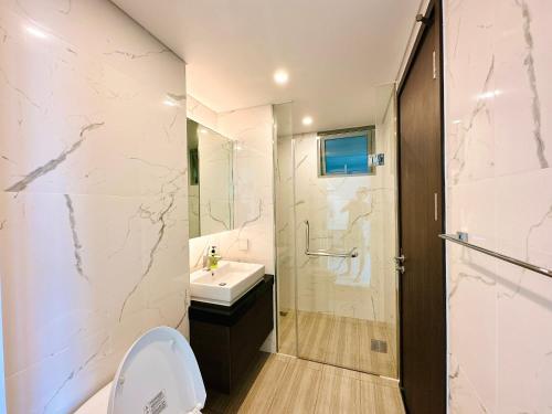uma casa de banho com um WC, um lavatório e um chuveiro em Empire city Thủ Thiêm Luxuriest Apartment Ho Chi Minh city Dist 2 em Ho Chi Minh