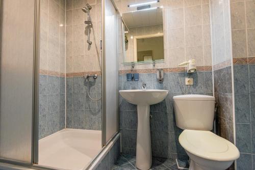 un bagno con wc, lavandino e doccia di RR apartamentai Palangos centre a Palanga