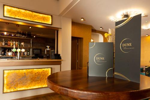 Ο χώρος του lounge ή του μπαρ στο Palm Court Hotel