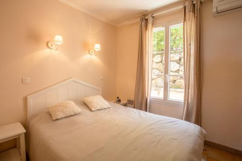 Postel nebo postele na pokoji v ubytování Restanques de Saint Tropez arums