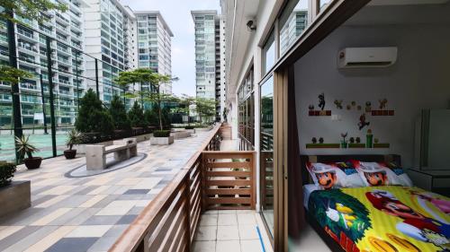 1 dormitorio con 1 cama en un balcón con ventanas en Palazio卡通主题名宿 (Mount Austin), en Johor Bahru