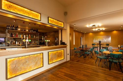 Ο χώρος του lounge ή του μπαρ στο Palm Court Hotel