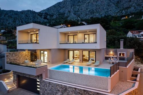Πισίνα στο ή κοντά στο Villa Una with heated pool, 1km from the beach