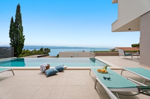 Πισίνα στο ή κοντά στο Villa Una with heated pool, 1km from the beach