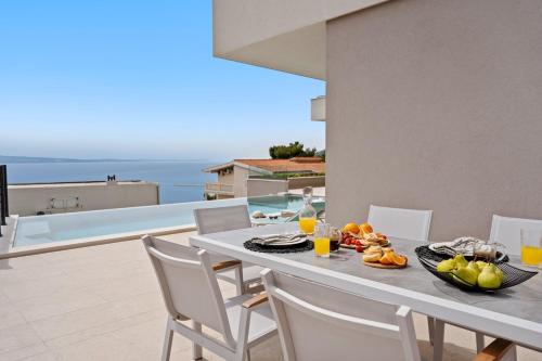 Villa Una with heated pool, 1km from the beach