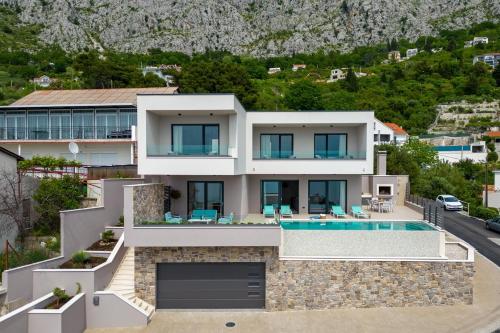 Villa Una with heated pool, 1km from the beach
