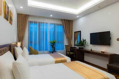 TV a/nebo společenská místnost v ubytování Hạ Long New Century Hotel