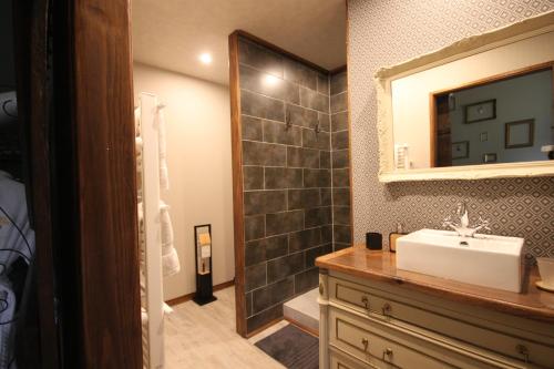 Bilik mandi di Chambres d'hôtes La Difference-Le Pressoir