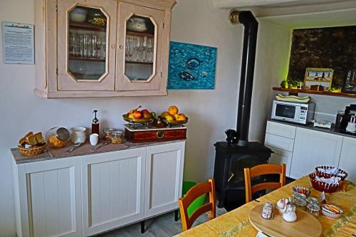 una cucina con tavolo e bancone con frutta di Agriturismo Terre Rosse Portofino a Portofino