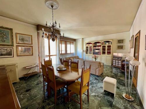 uma sala de jantar e sala de estar com mesa e cadeiras em Careggi Gold Colors em Florença