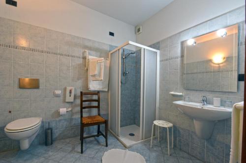 y baño con aseo y lavamanos. en Hotel Ristorante Borgovecchio en Montegrosso dʼAsti