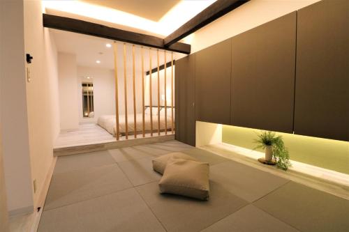 una camera con un cuscino sul pavimento con un letto di Smart Stay Ito 302 - Vacation STAY 98471 a Ito