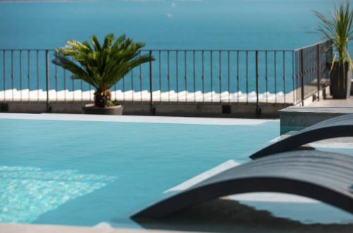 een zwembad met blauw water naast een hek bij Villa Moon in Bol